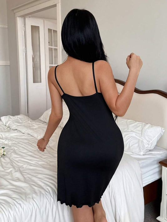 SHEIN Seduluxe فستان نوم أسود ساتان بتطريز دانتيل وفتحة جانبية