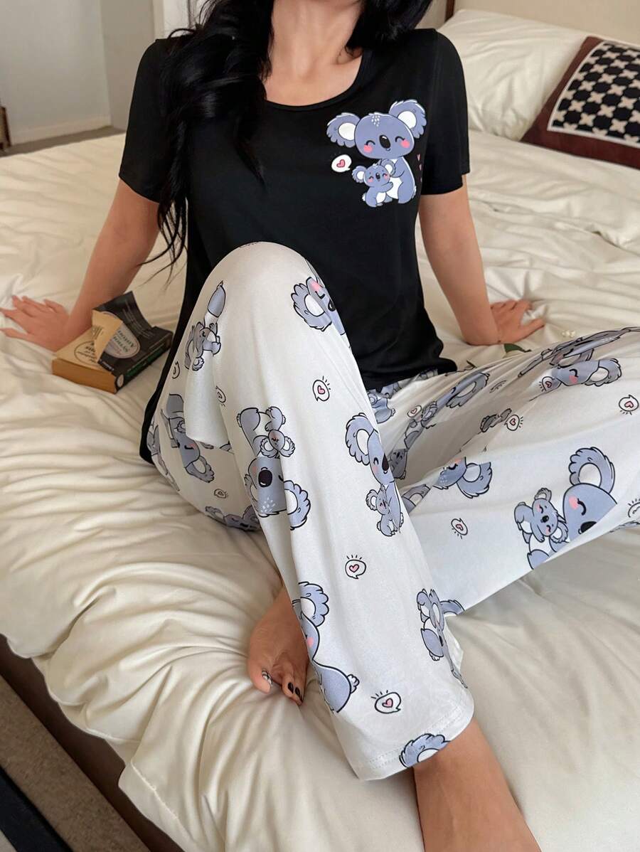 SHEIN طقم بيجامة كاجوال بأكمام قصيرة وياقة مستديرة بطباعة كرتونية