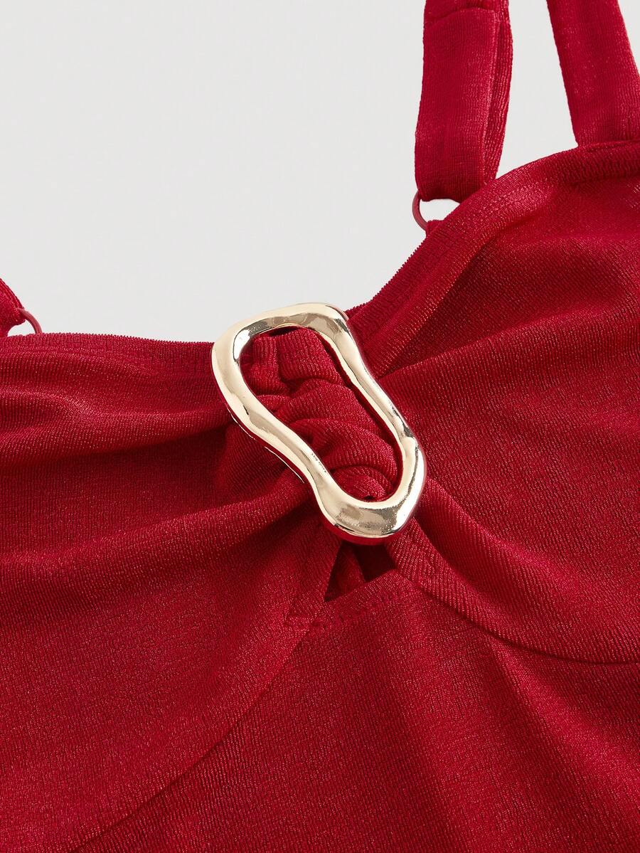 SHEIN MOD فستان أحمر ضيق بفتحة جانبية عالية وزخرفة معدنية بذيل سمكة