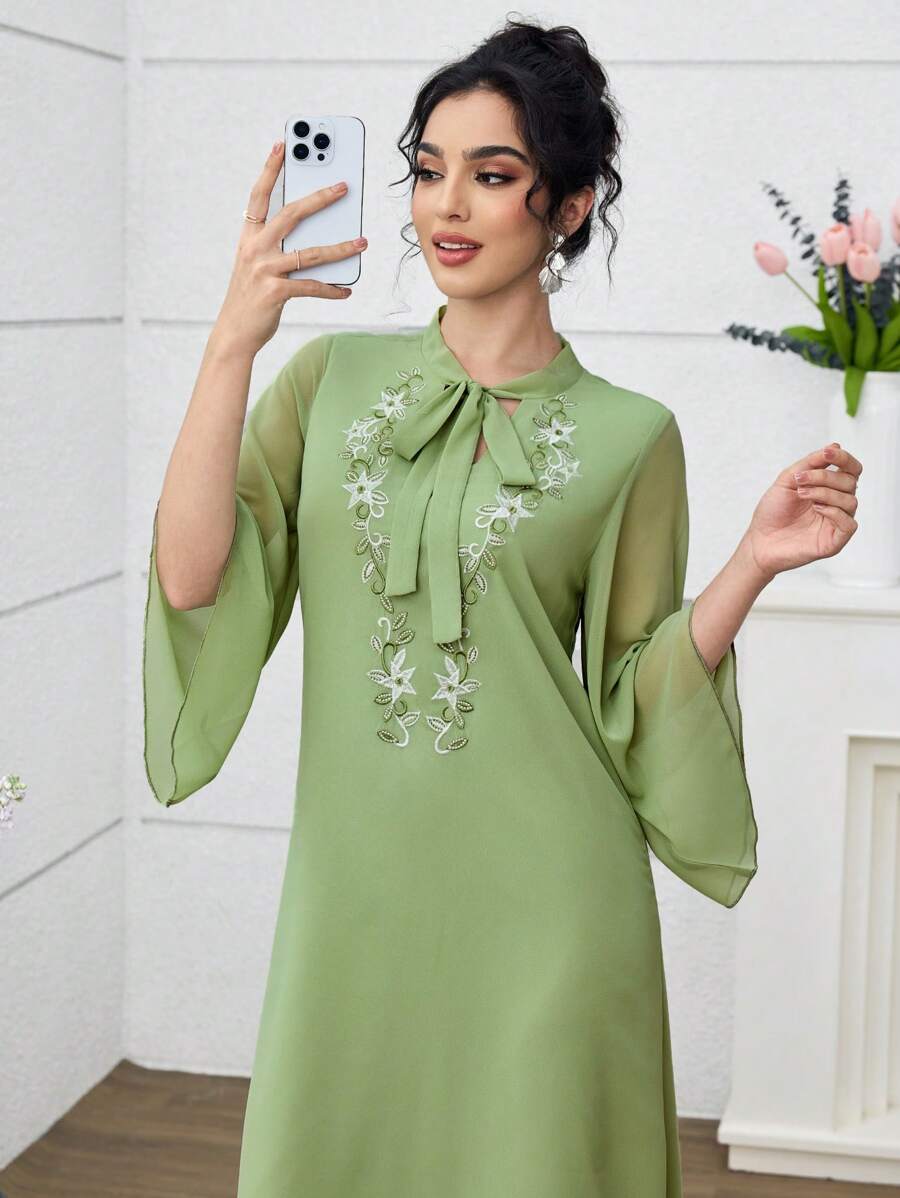 SHEIN Yasmyna فستان اخضر عربي بأكمام طويلة وياقة مطرزة
