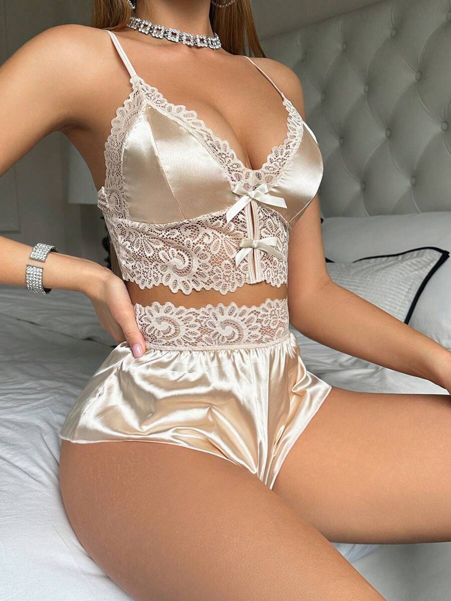 SHEIN طقم نوم 2 قطعة شورت وأربطة كتف دانتيل مع فيونكة