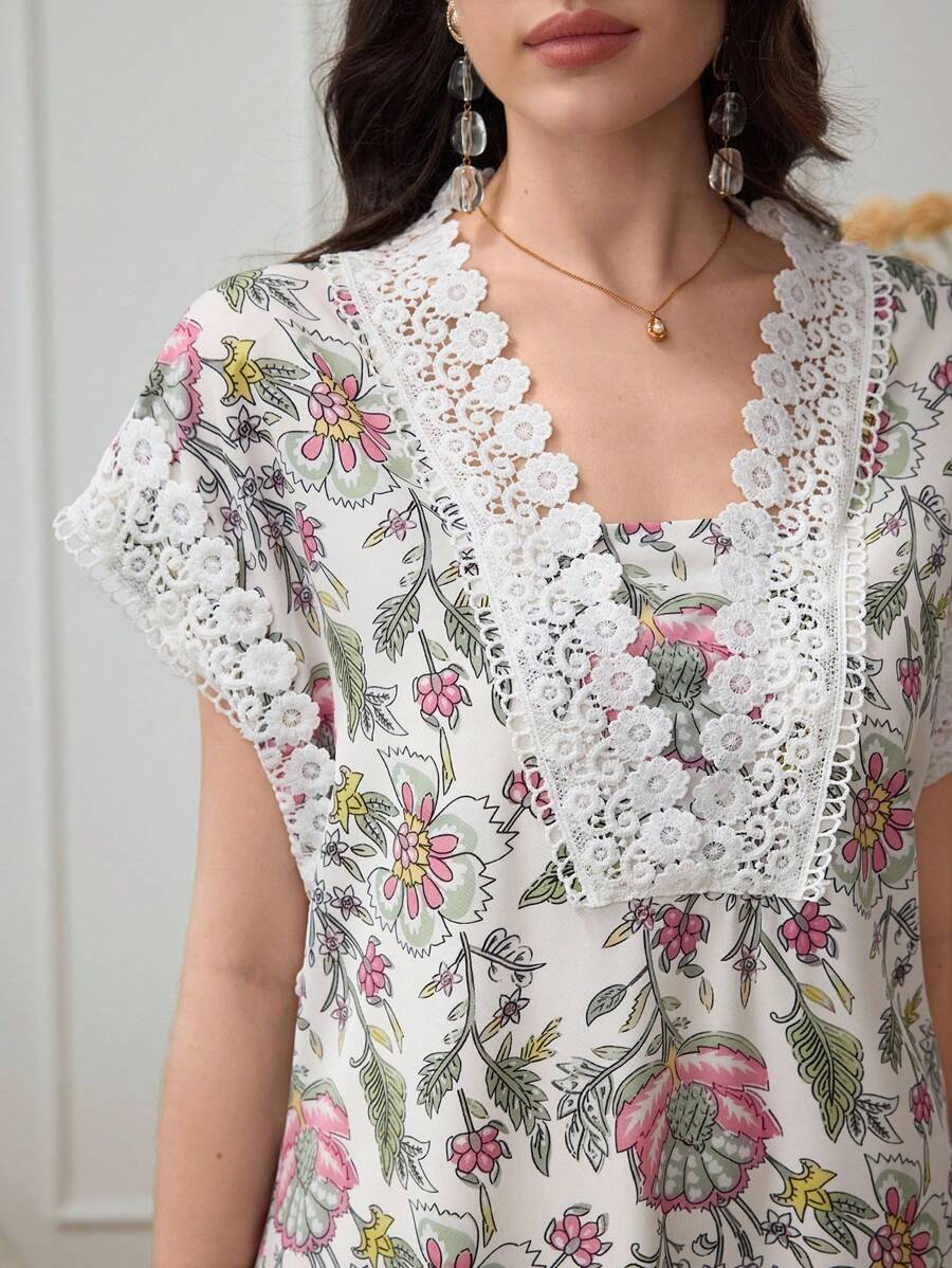 SHEIN Lacomfia فستان قصير الأكمام مزين بطبعات زهرية وشريط شبكي