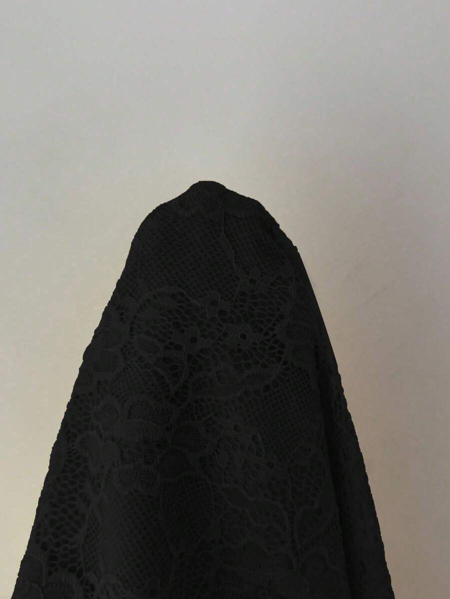 SHEIN Rafferiza فستان دانتيل أسود طويل بياقة عميقة بدون أكمام