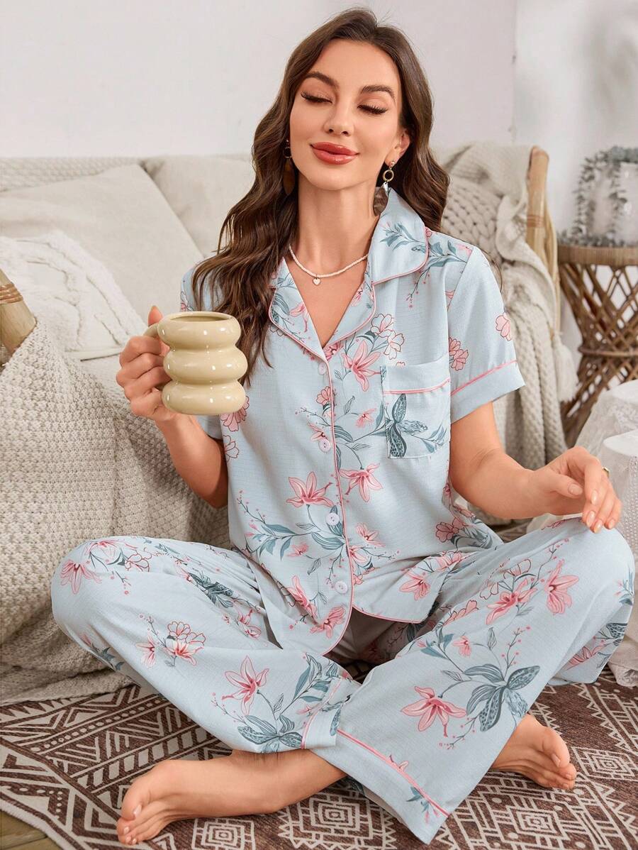 SHEIN Serenescape بيجامة بكم قصير بطبعة زهور مكرمشة وبنطلون طويل