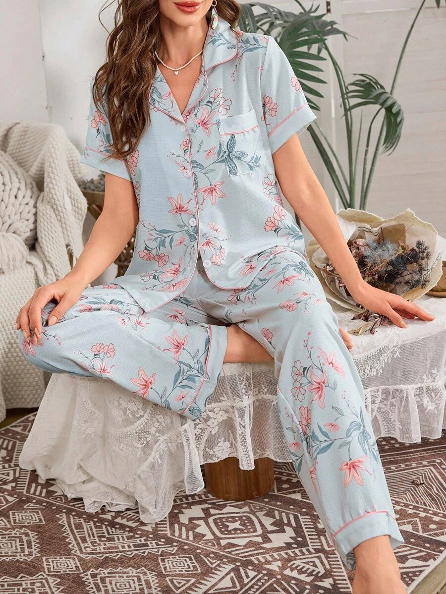 SHEIN Serenescape بيجامة بكم قصير بطبعة زهور مكرمشة وبنطلون طويل