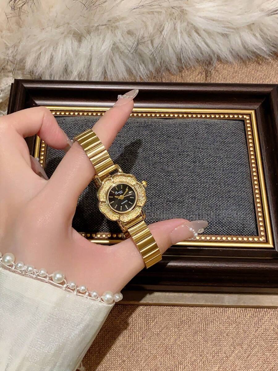 SHEIN ساعة نسائية كوارتز بسوار بامبو كاميليا ذهبي صغير