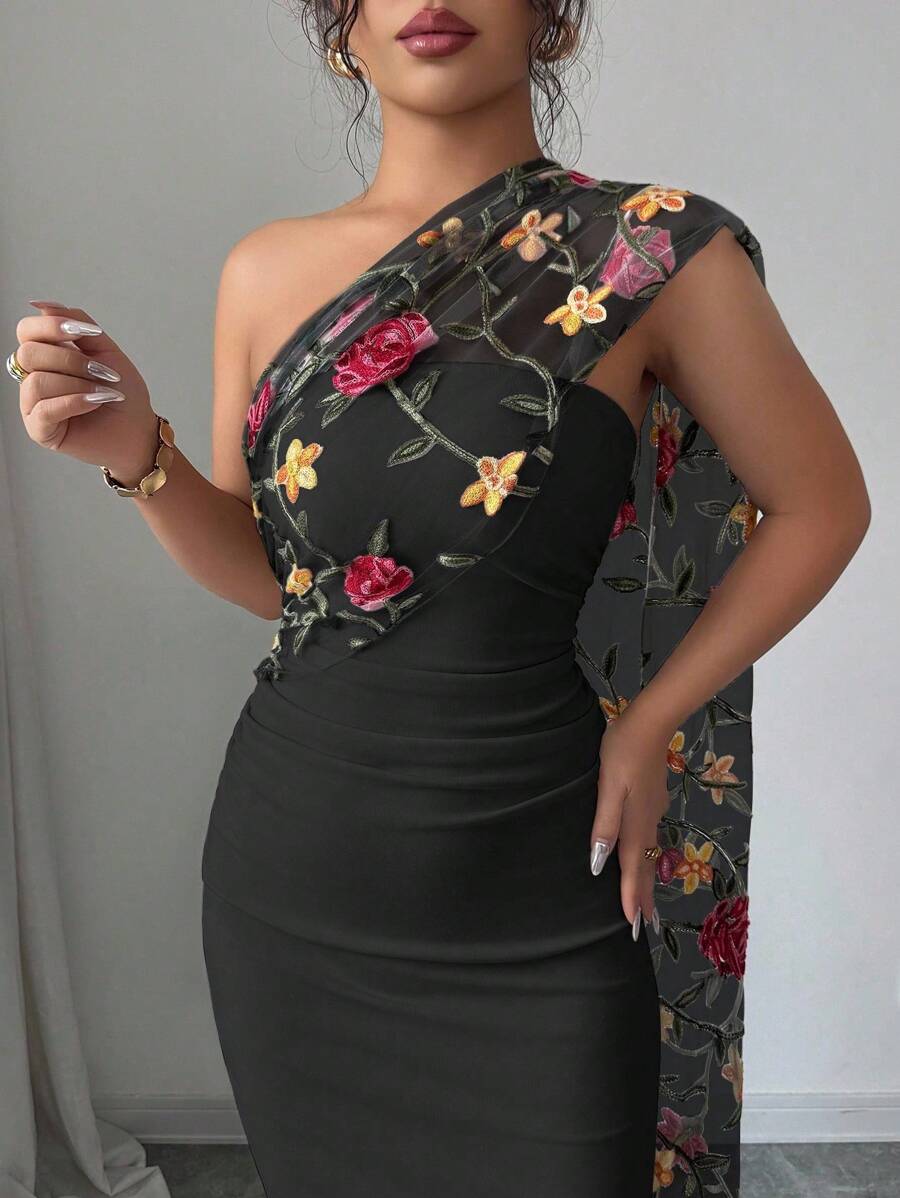 SHEIN Elenzga فستان اسود مزين بالتطريز الزهري