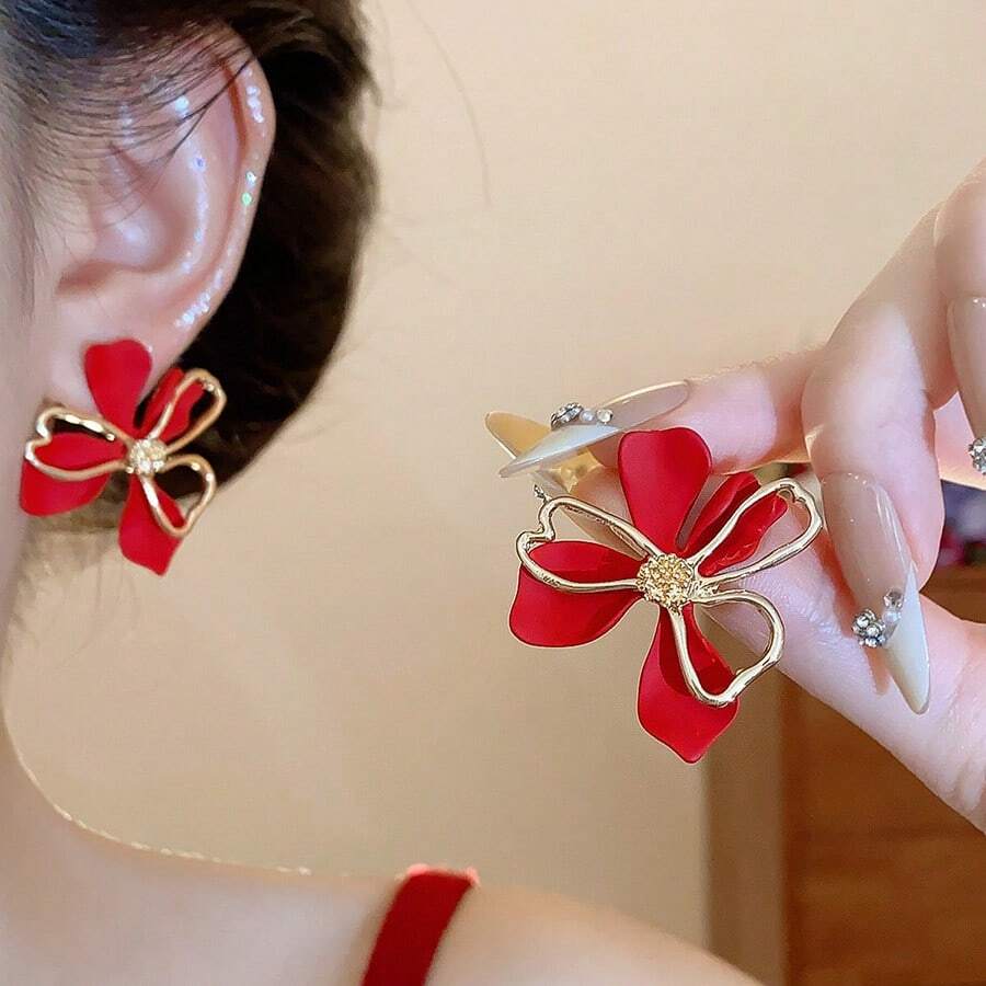 SHEIN Andkiss زوج أقراط بتصميم أزهار أنيقة