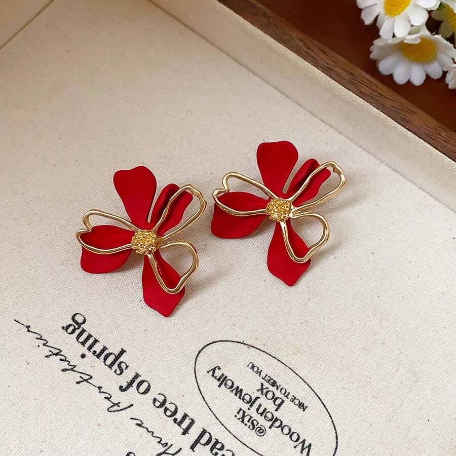 SHEIN Andkiss زوج أقراط بتصميم أزهار أنيقة