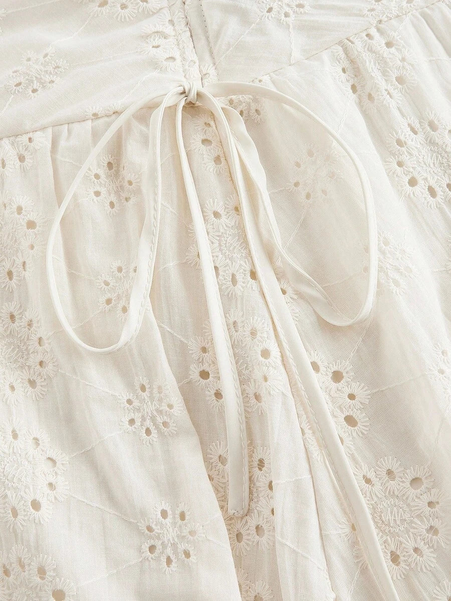 SHEIN MOD تنورة بلون بيج مطرزة بتصميم مجوف مزينة بفيونكة أنيقة