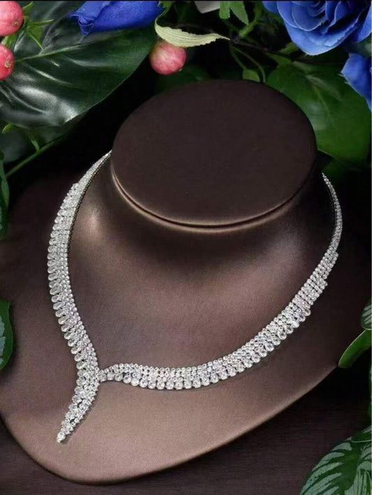 SHEIN مجموعة مجوهرات فضي قلادة وأقراط زركونيا كريستال