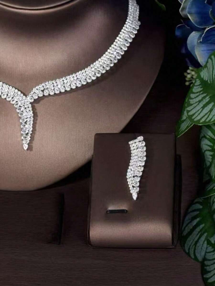 SHEIN مجموعة مجوهرات فضي قلادة وأقراط زركونيا كريستال