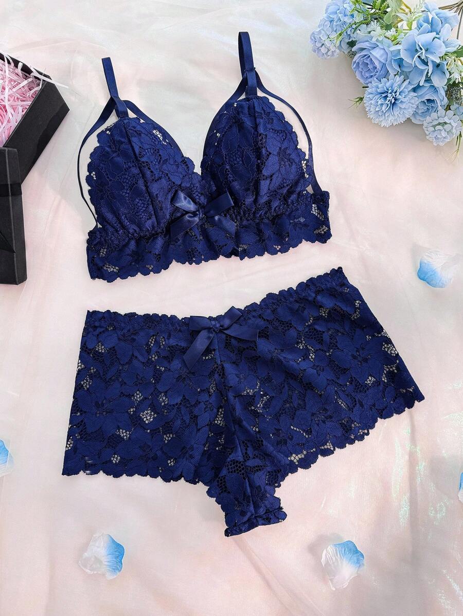SHEIN طقم لانجري حمالة صدر وسروال قصير مزين بالدانتيل المزخرف بفتحات زهرية