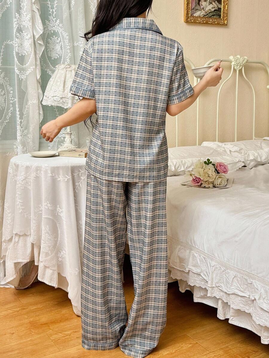 SHEIN بيجامة نسائية قطعتين بنقشة مربعات بأكمام قصيرة وياقة بأزرار