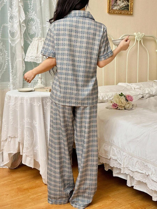 SHEIN بيجامة نسائية قطعتين بنقشة مربعات بأكمام قصيرة وياقة بأزرار