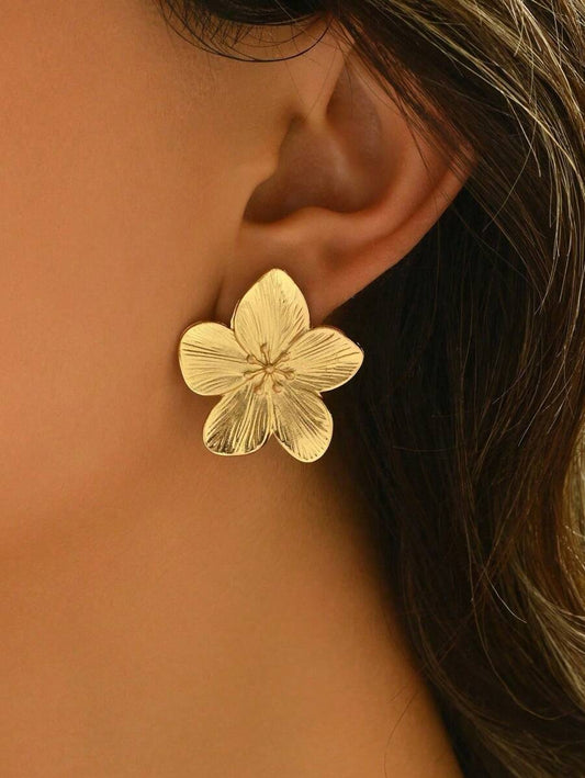 SHEIN زوج أقراط ذهبية بتصميم أزهار