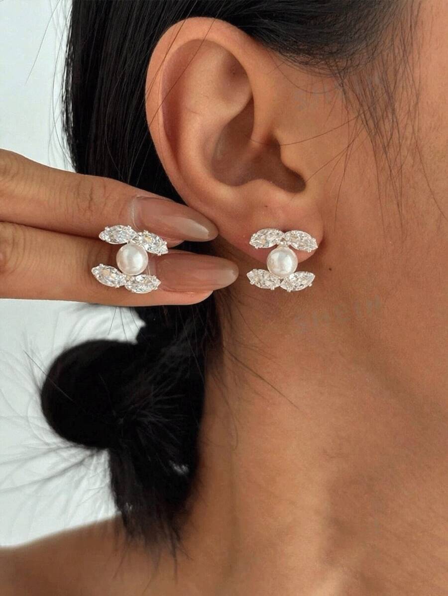 SHEIN C زوج أقراط اللؤلؤ بحرف
