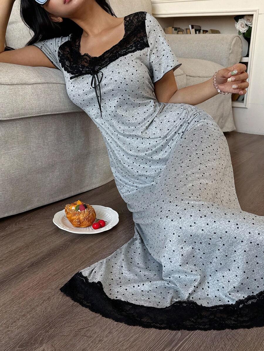 SHEIN فستان نوم بأكمام قصيرة بياقة مربعة بطبعة نقاط ودانتيل