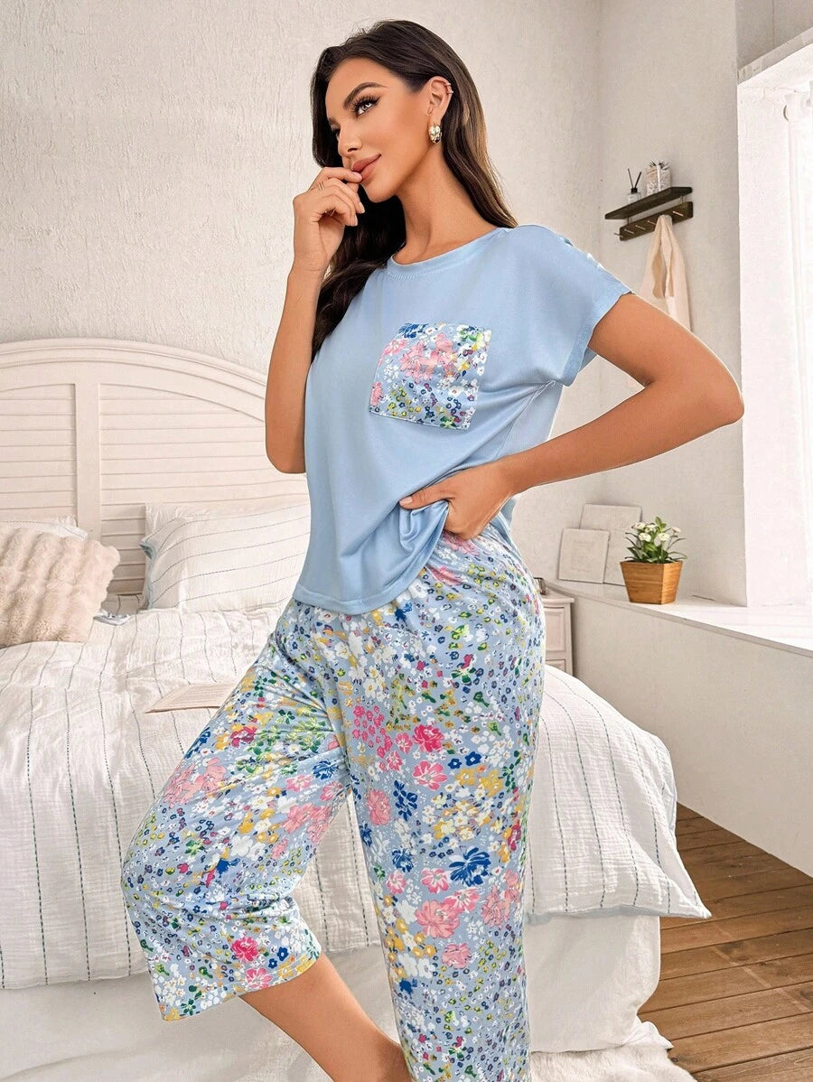 SHEIN طقم بيجامة بأكمام قصيرة بطبعة زهور صغيرة رومانسية