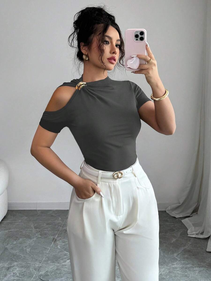SHEIN Everyssa تي شيرت رمادي ضيق مزين بالمعدن بأكمام قصيرة