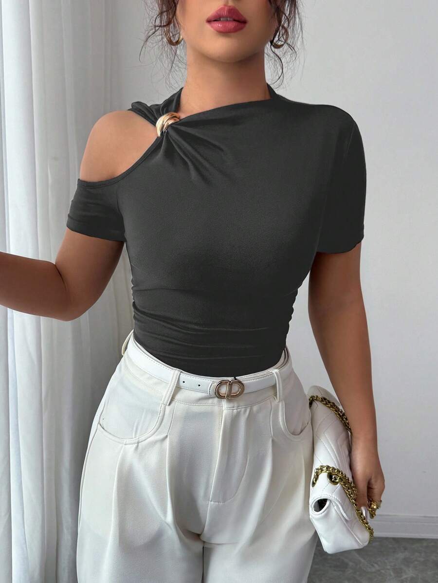 SHEIN Everyssa تي شيرت رمادي ضيق مزين بالمعدن بأكمام قصيرة