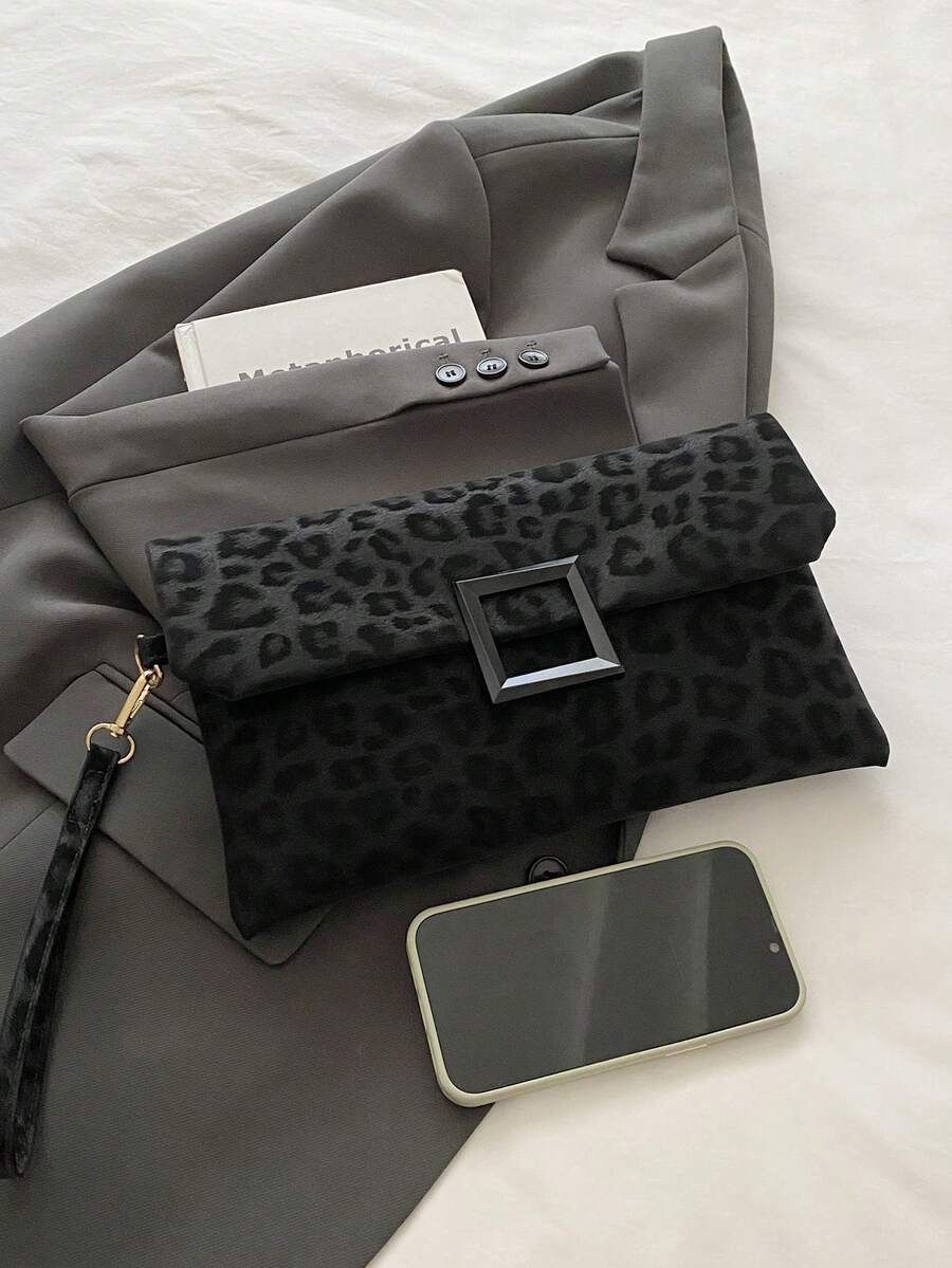 SHEIN حقيبة كلاتش سوداء صغيرة بطباعة نمر عصرية