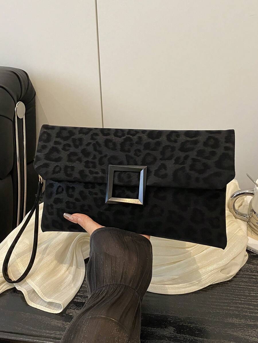 SHEIN حقيبة كلاتش سوداء صغيرة بطباعة نمر عصرية