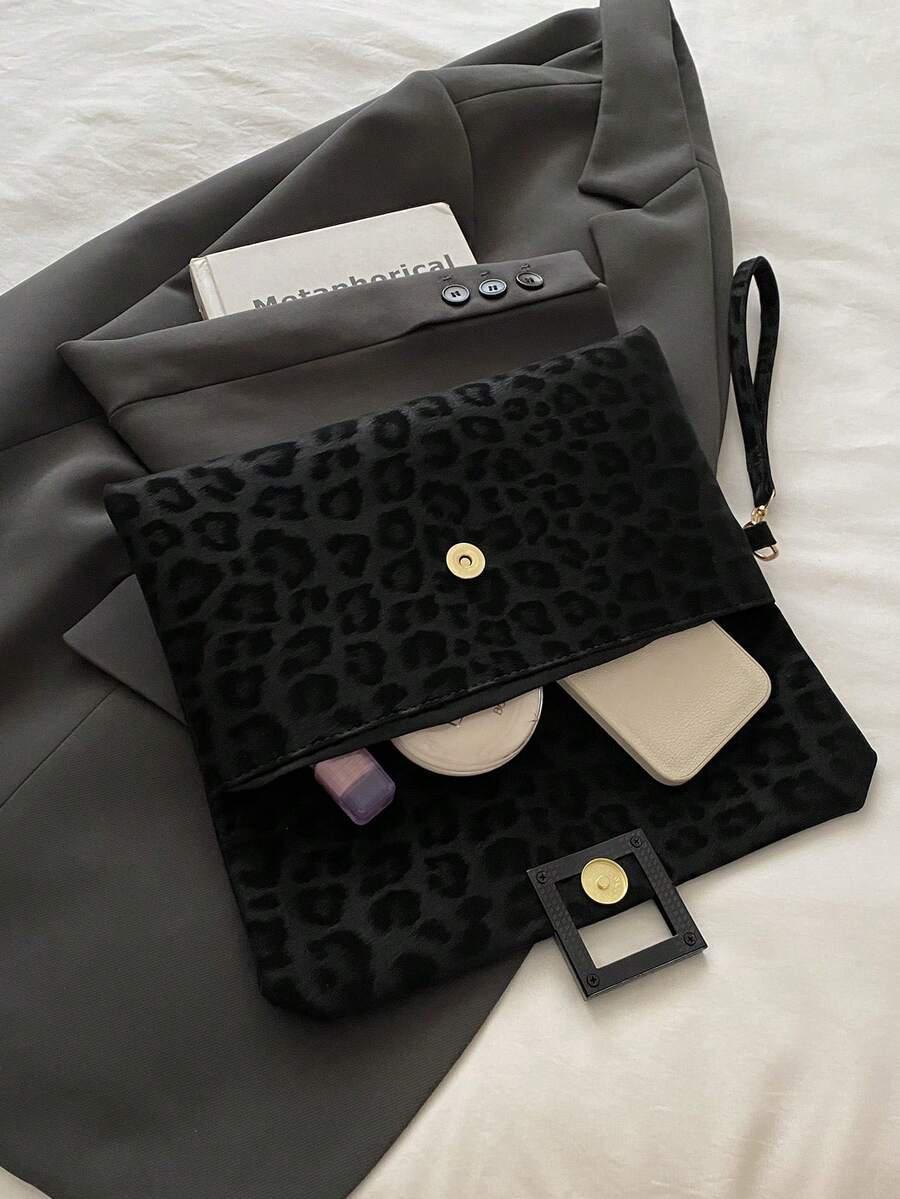 SHEIN حقيبة كلاتش سوداء صغيرة بطباعة نمر عصرية