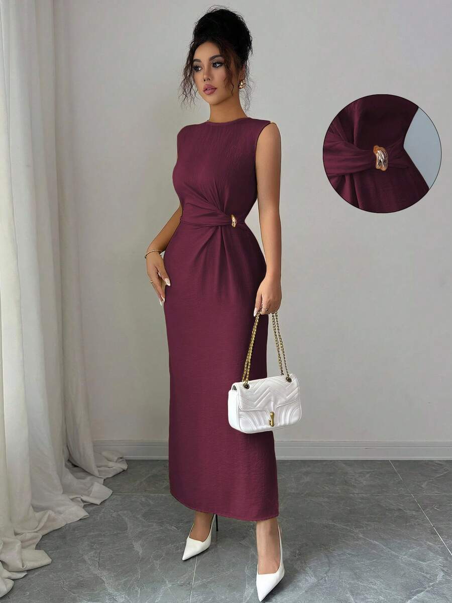 SHEIN Elenzga فستان بدون أكمام بخصر مشدود وزخارف معدنية وشق جانبي