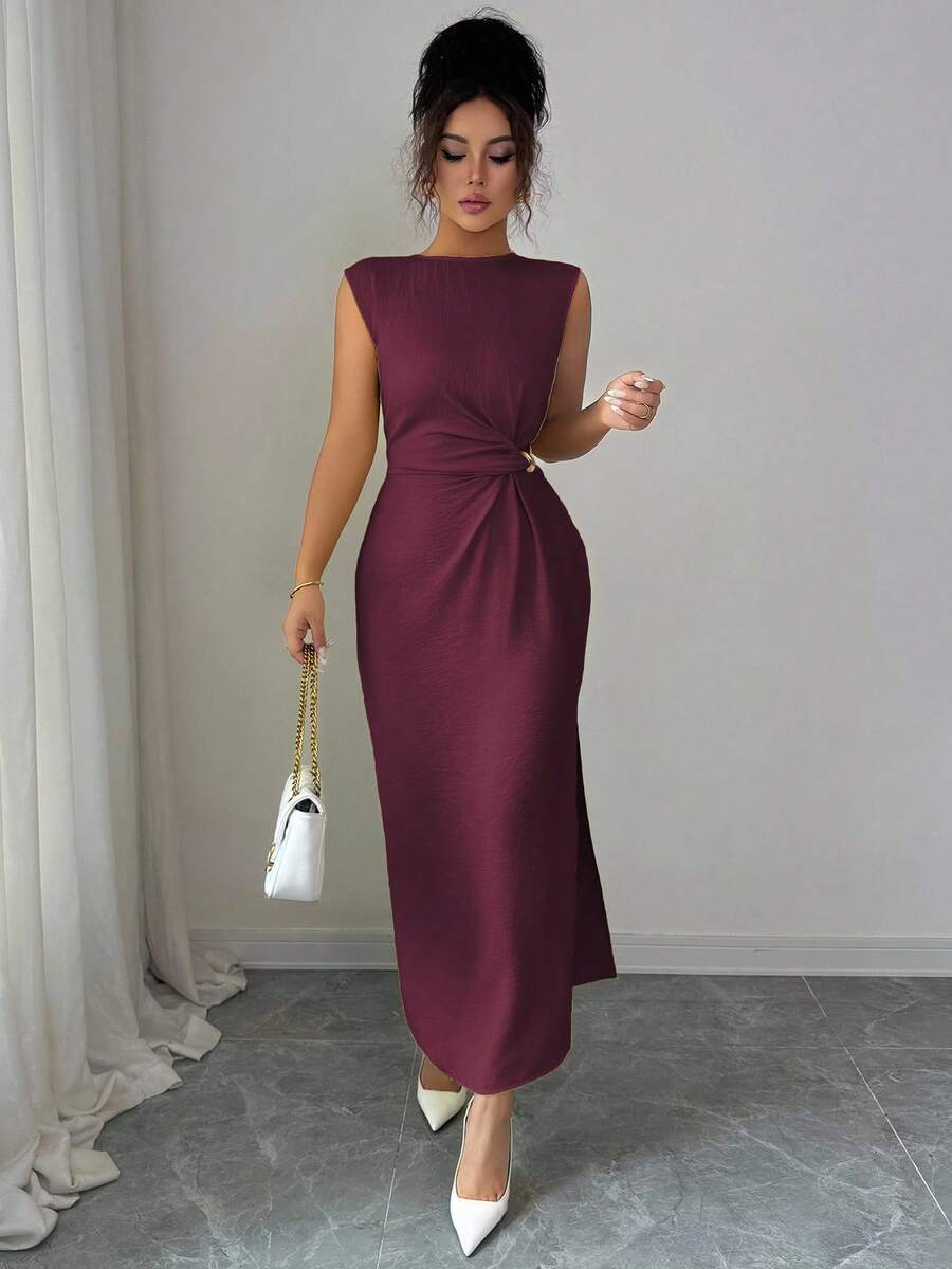 SHEIN Elenzga فستان بدون أكمام بخصر مشدود وزخارف معدنية وشق جانبي