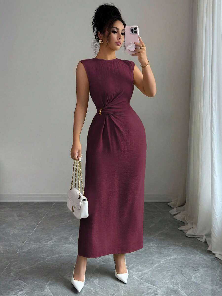 SHEIN Elenzga فستان بدون أكمام بخصر مشدود وزخارف معدنية وشق جانبي