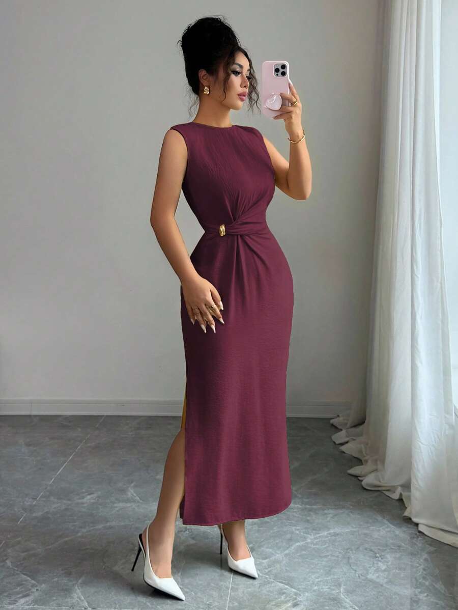 SHEIN Elenzga فستان بدون أكمام بخصر مشدود وزخارف معدنية وشق جانبي
