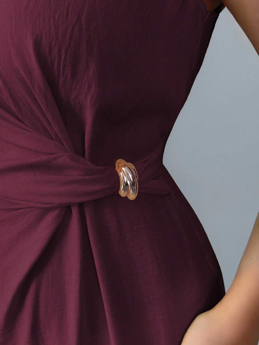 SHEIN Elenzga فستان بدون أكمام بخصر مشدود وزخارف معدنية وشق جانبي