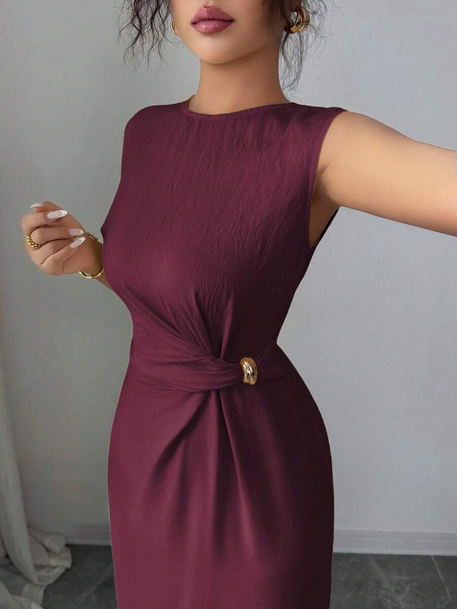 SHEIN Elenzga فستان بدون أكمام بخصر مشدود وزخارف معدنية وشق جانبي