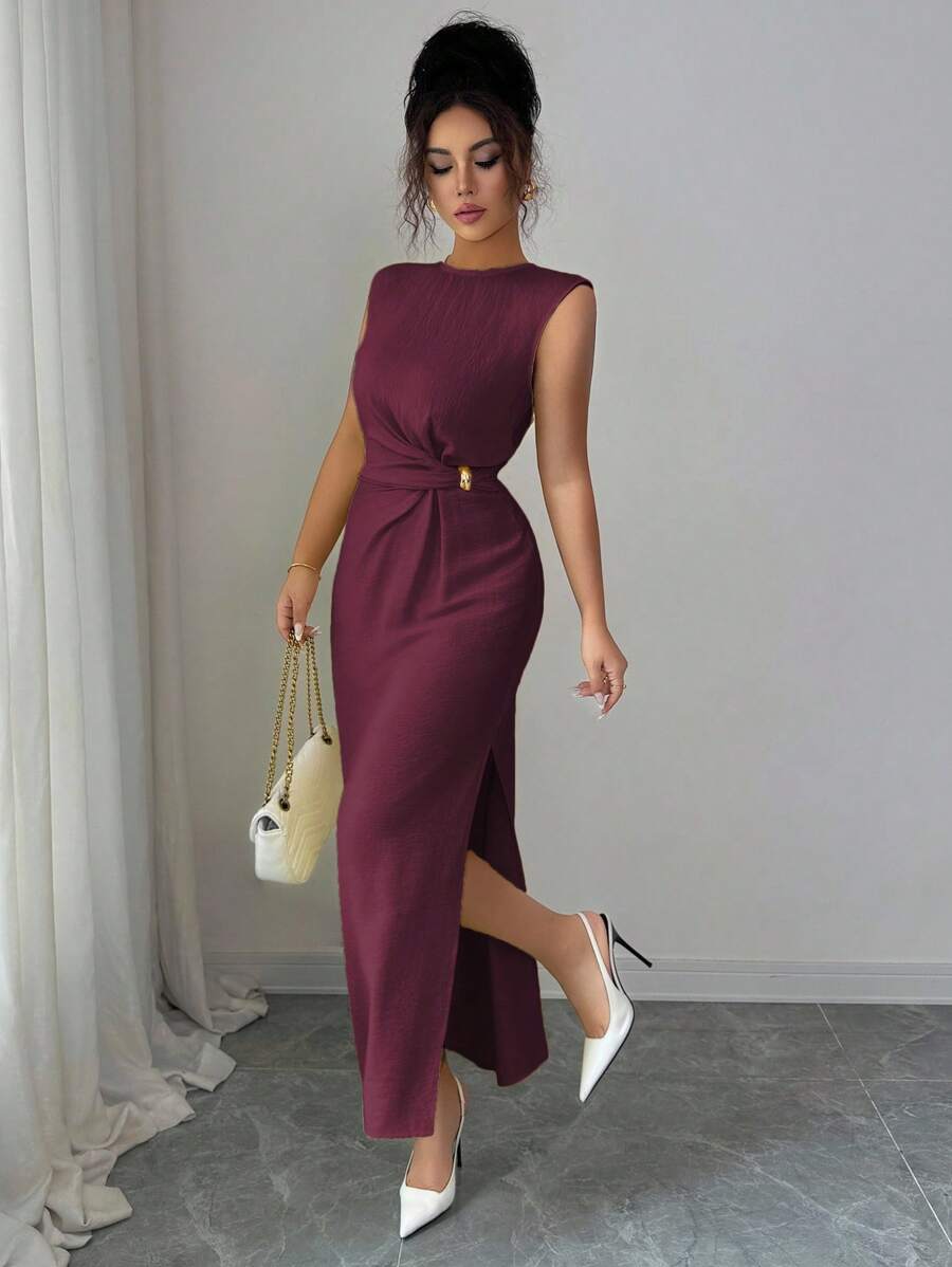 SHEIN Elenzga فستان بدون أكمام بخصر مشدود وزخارف معدنية وشق جانبي