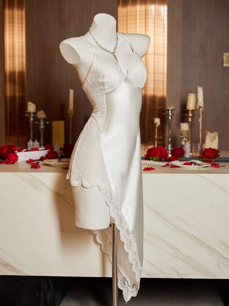 SilkySpell فستان نوم من الدانتيل والرقعة بتصميم ساحر