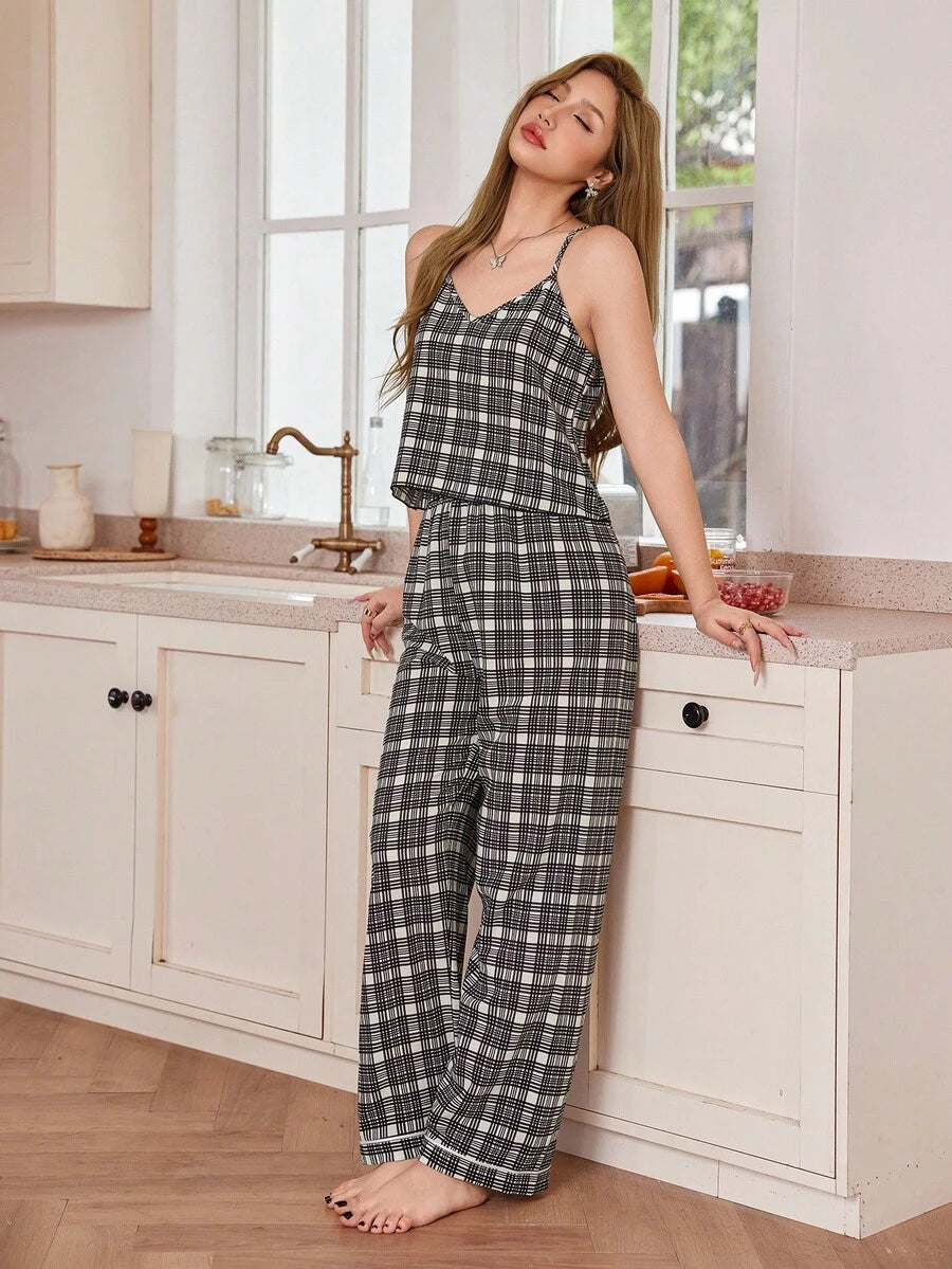 SHEIN طقم بيجامة كامسول وبنطلون بطبعة مربعات أنيقة
