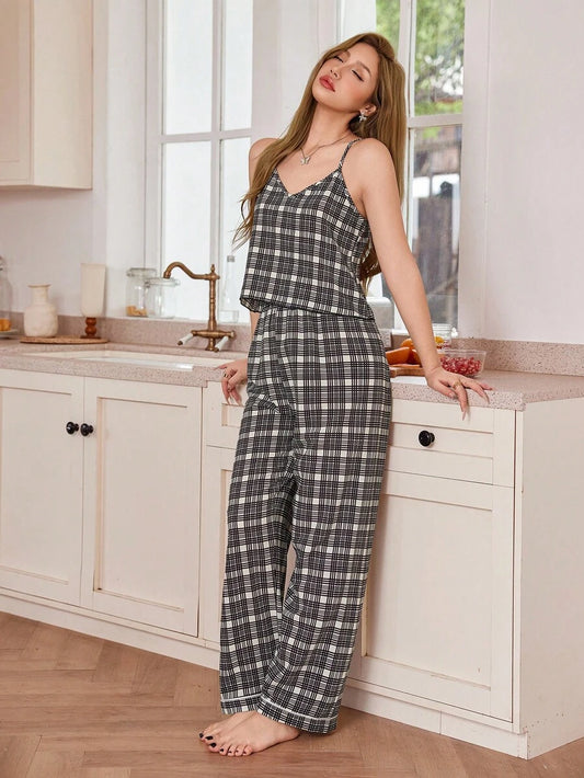 SHEIN طقم بيجامة كامسول وبنطلون بطبعة مربعات أنيقة
