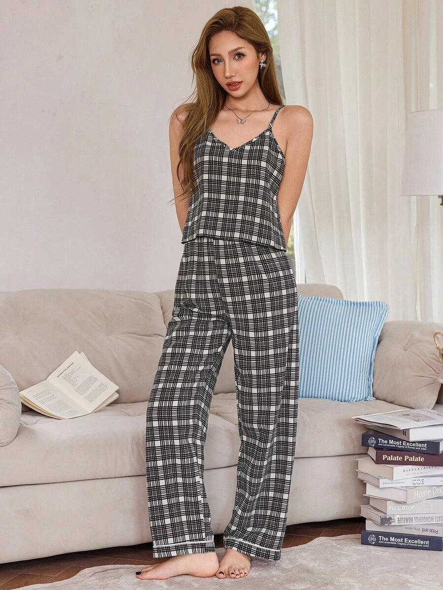 SHEIN طقم بيجامة كامسول وبنطلون بطبعة مربعات أنيقة