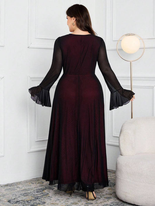 SHEIN Modelyn فستان أسود للمقاسات الكبيرة بياقة متدلية ولوحة شبكية ملونة وأكمام واسعة