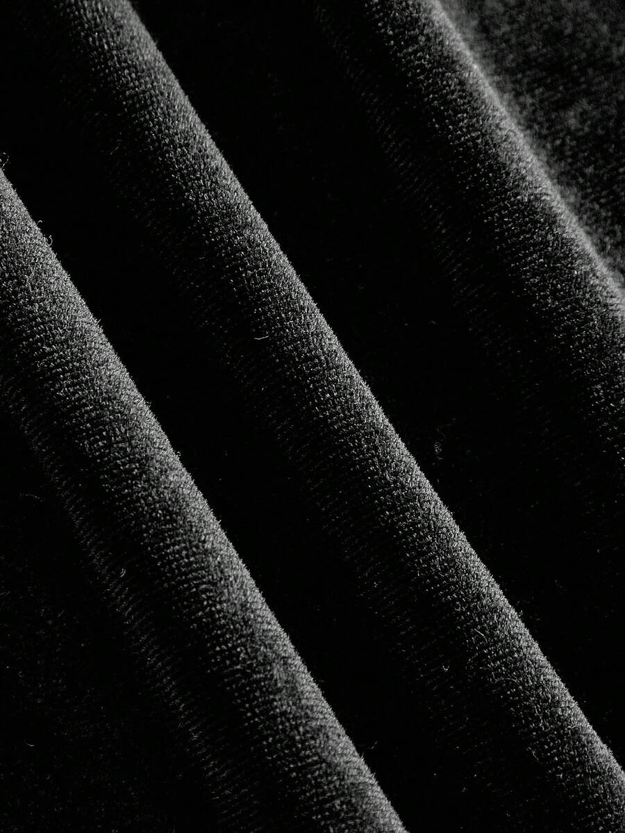 SHEIN MOD تنورة غير متماثلة بذيل سمكة ودبوس أسود