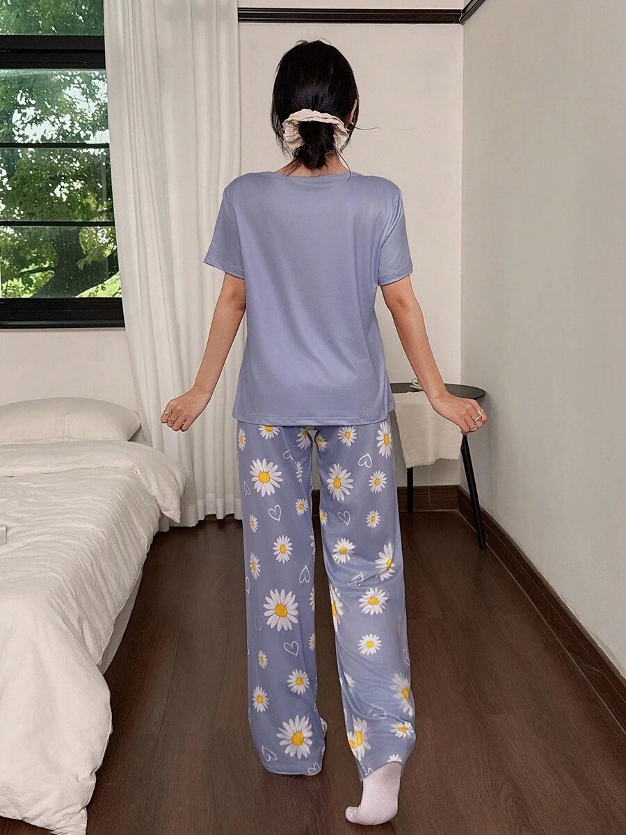 SHEIN طقم بيجامة قطعتين قصيرة الأكمام بطبعة قلوب وزهرة البابونج