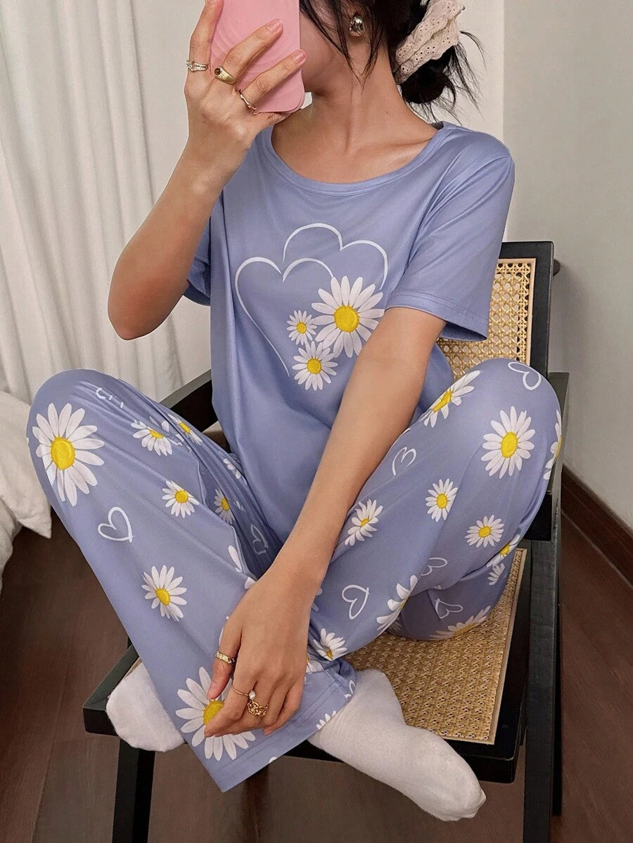 SHEIN طقم بيجامة قطعتين قصيرة الأكمام بطبعة قلوب وزهرة البابونج