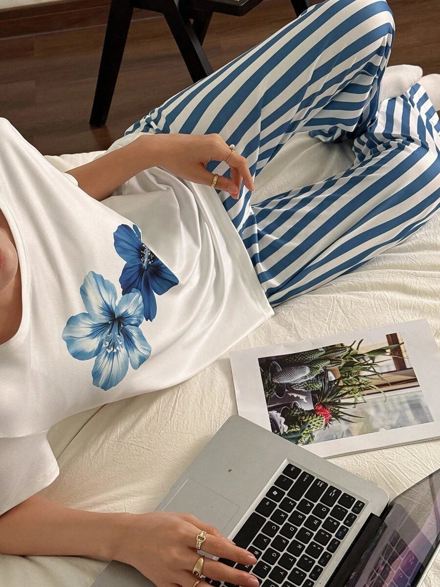 SHEIN بيجامة قصيرة الأكمام بطباعة زهور و بنطلون مخطط كاجوال