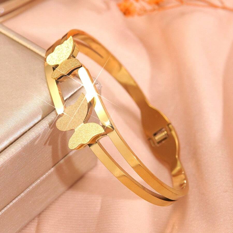 SHEIN طقم قلادة وأقراط فراشة مطلي ذهب 18 قيراط
