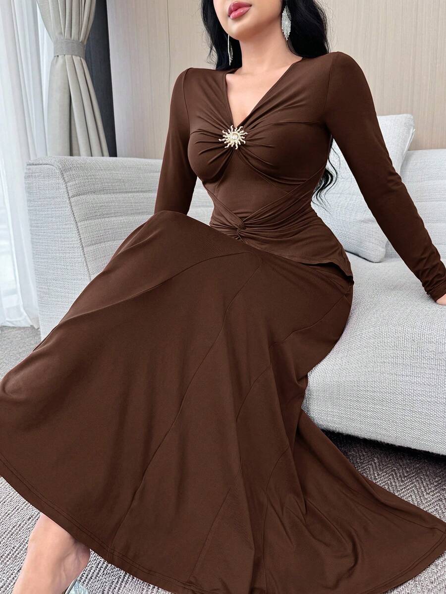SHEIN Feyla فستان حفلة بني وخصر مشدود وزخارف معدنية
