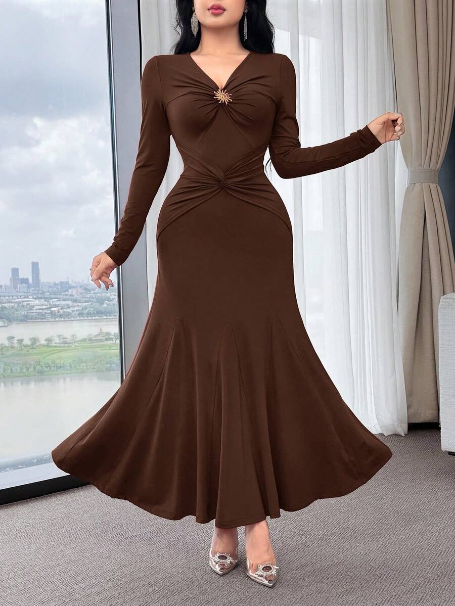 SHEIN Feyla فستان حفلة بني وخصر مشدود وزخارف معدنية