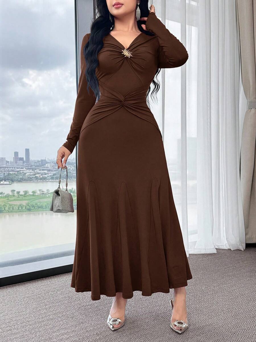 SHEIN Feyla فستان حفلة بني وخصر مشدود وزخارف معدنية