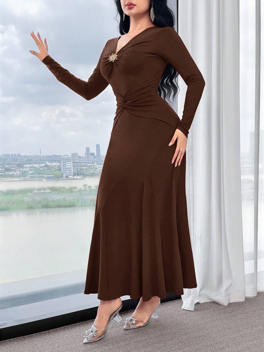 SHEIN Feyla فستان حفلة بني وخصر مشدود وزخارف معدنية