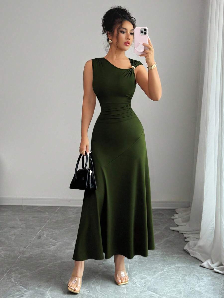 SHEIN Elenzga فستان أخضر بياقة غير متماثلة وطيات على الخصر
